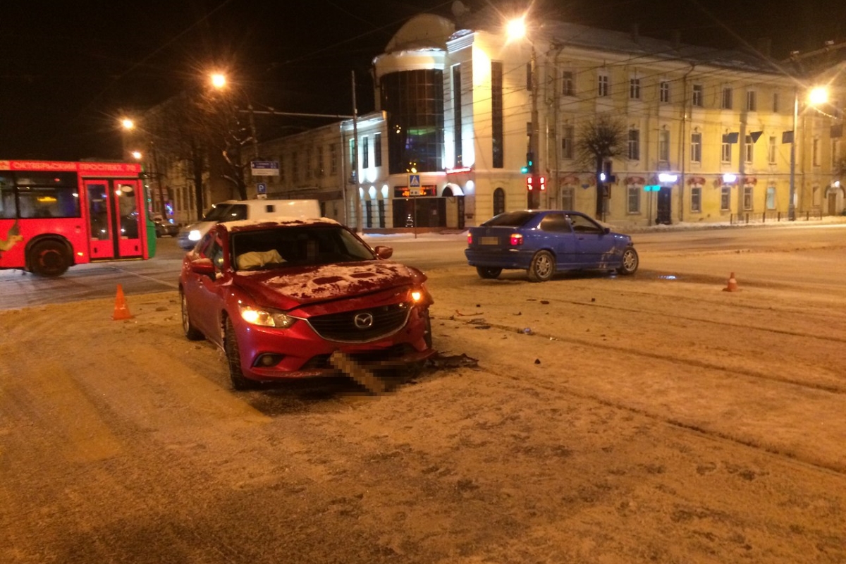 В центре Твери столкнулись BMW и Mazda, пострадала девушка | Твериград