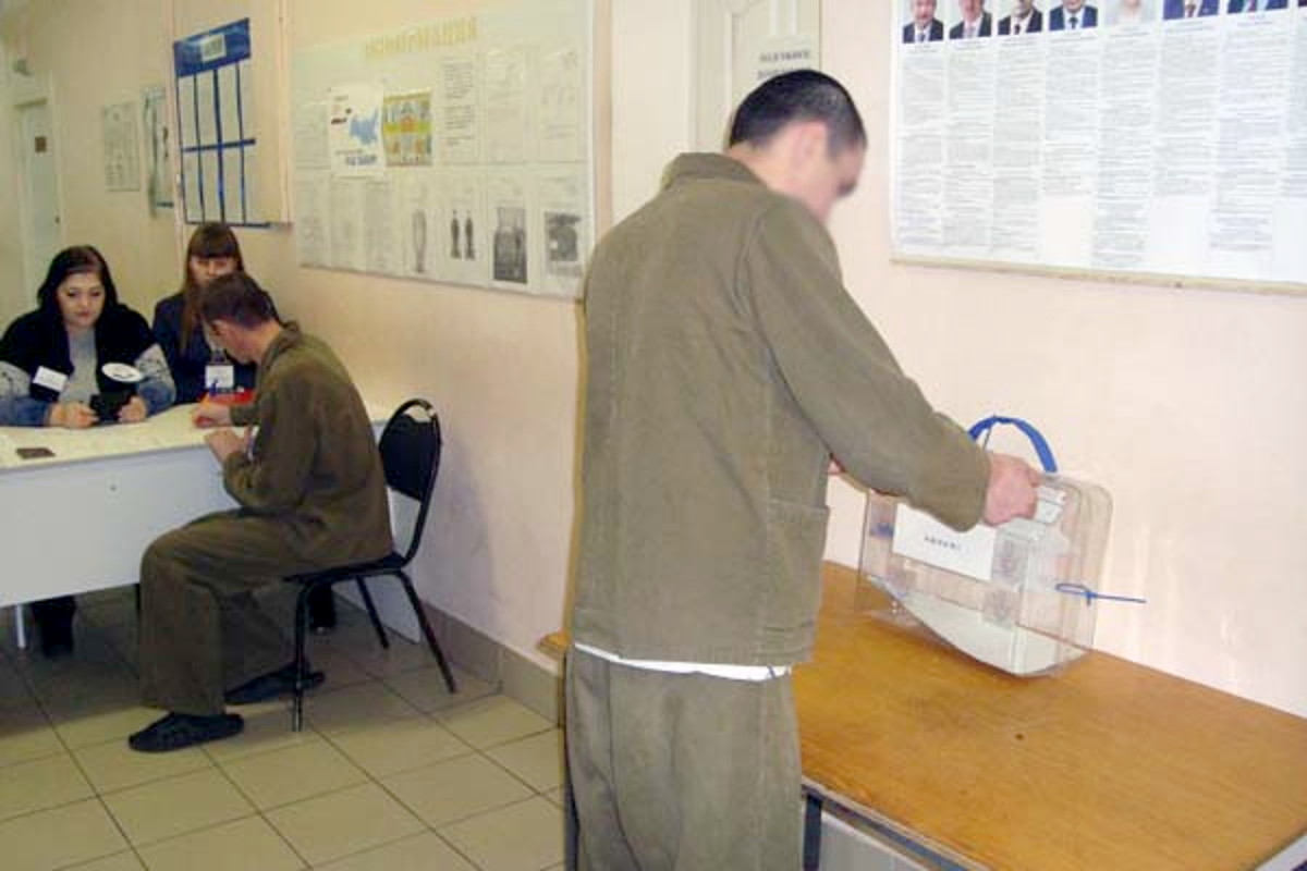 Где проводят выборы. Явка на выборах в Твери. Стол где проводят выборы.