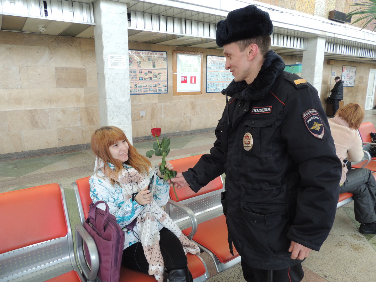 В Твери на железнодорожном вокзале женщинам дарили розы |Твериград