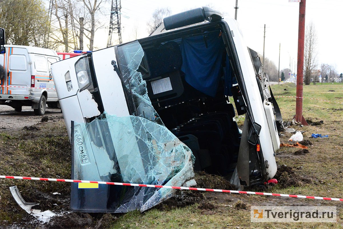 В Тверской области перевернулся туристический автобус | Твериград