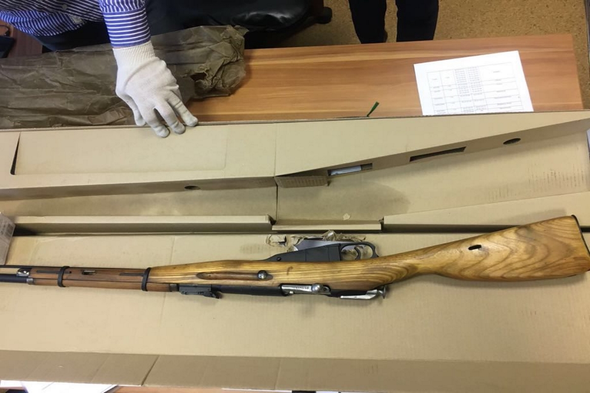 конфискованное оружие у населения. пересылка огнестрельного оружия. изъятие огнестрельного оружия. пересылка огнестрельного оружия. изъятое оружие и боеприпасы.