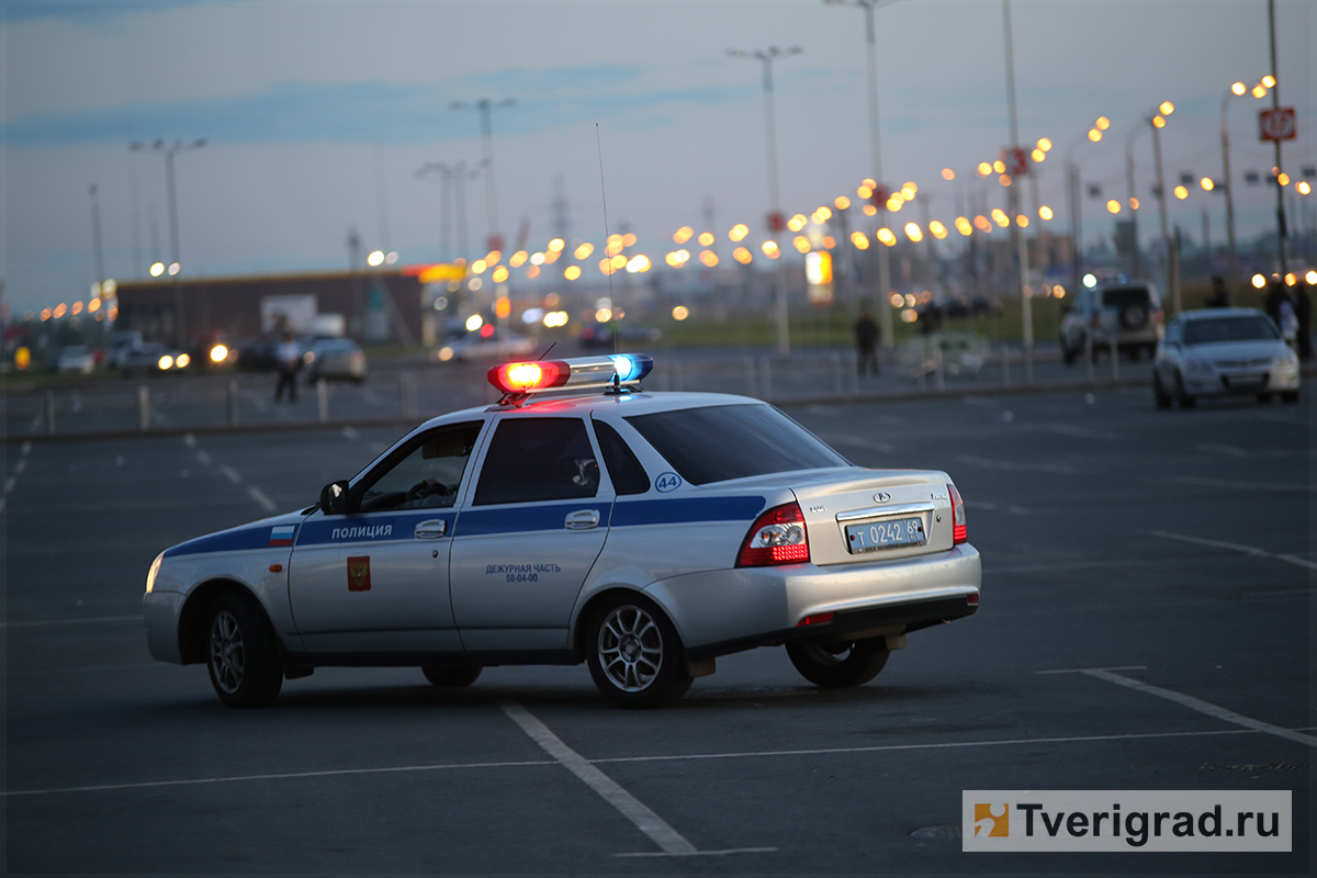 В Тверской области глава Конаковского района протаранил столб на  внедорожнике | Твериград