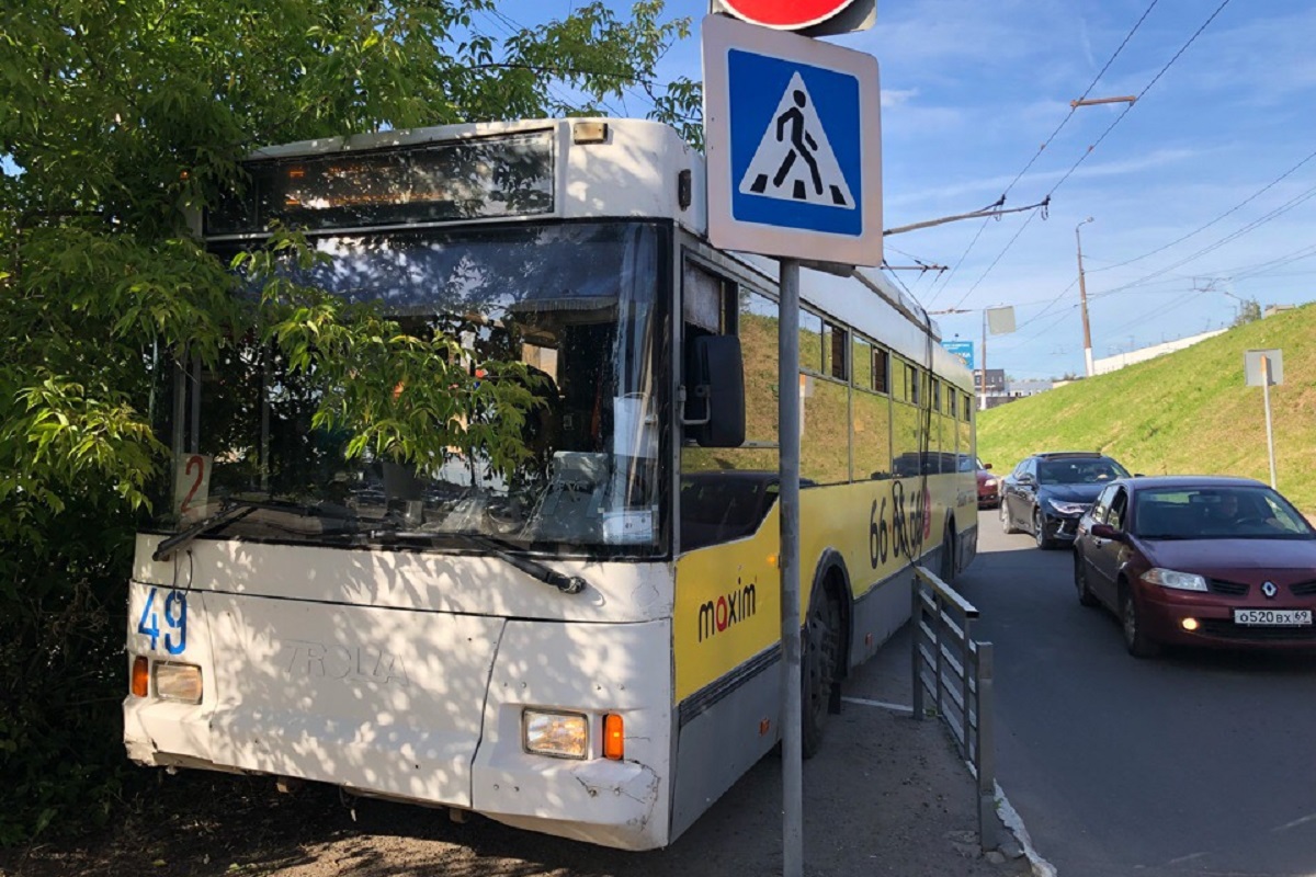 Автобус выехал на тротуар. Тверской троллейбус. Троллейбус Тверь. Восстановление троллейбуса в Твери 2023. Троллейбус Тверь поломка.