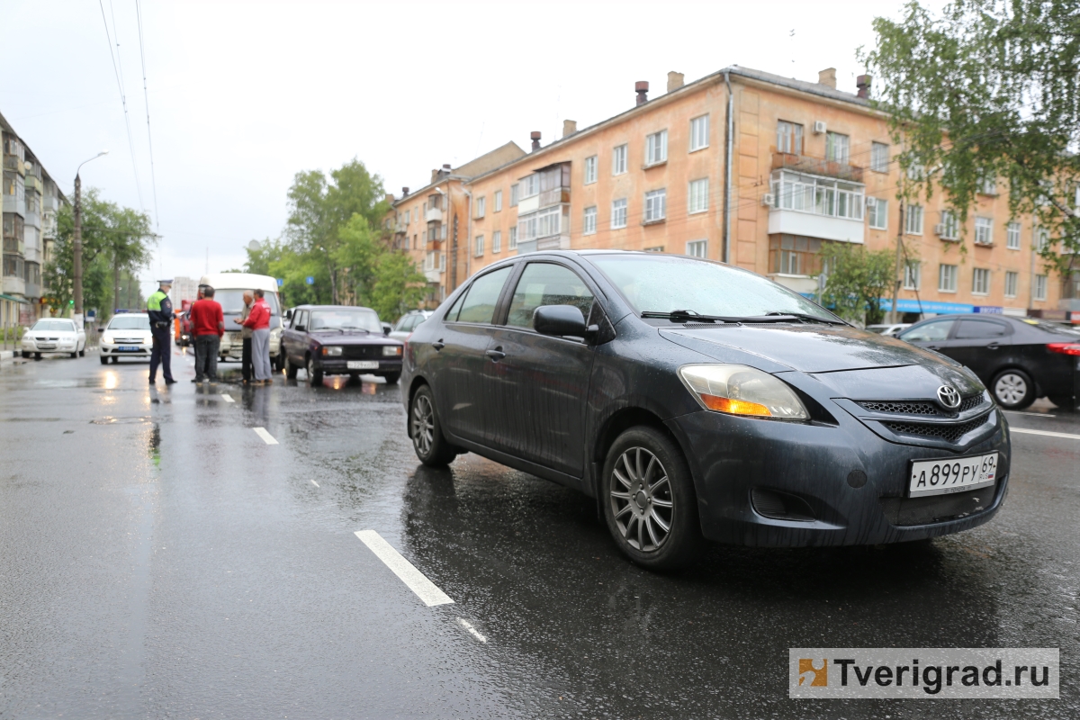 Газель» протаранила две легковушки на Волоколамском проспекте в Твери /  фото | Твериград