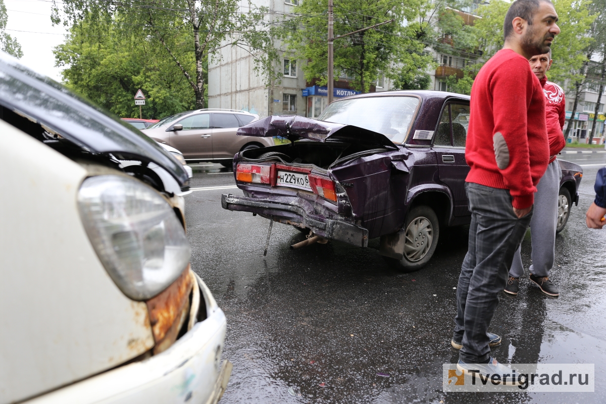 Газель» протаранила две легковушки на Волоколамском проспекте в Твери /  фото | Твериград