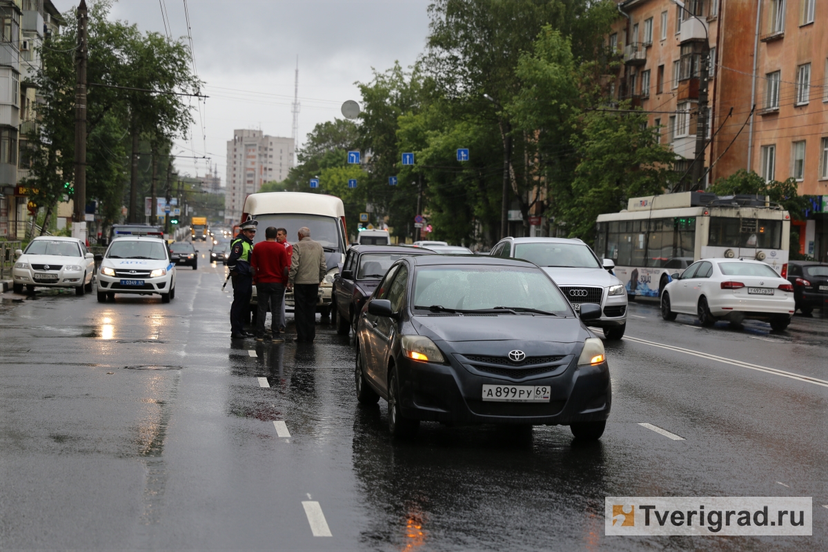 Газель» протаранила две легковушки на Волоколамском проспекте в Твери /  фото | Твериград