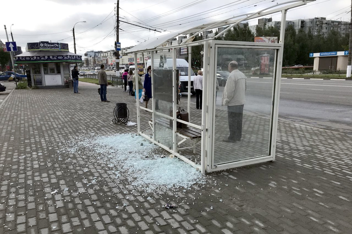 В Твери вандалы продолжают крушить новые остановки | Твериград