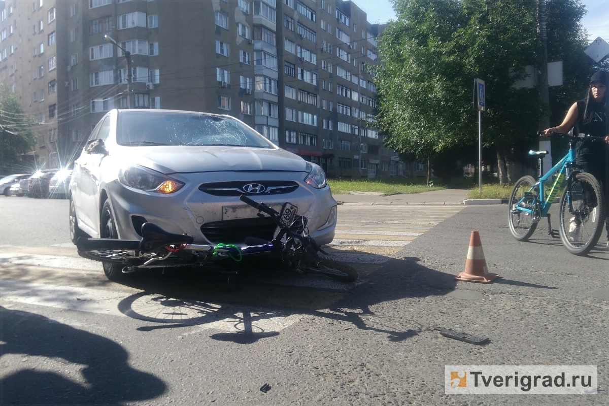 В центре Твери под колеса легковушки попал 14-летний велосипедист |  Твериград