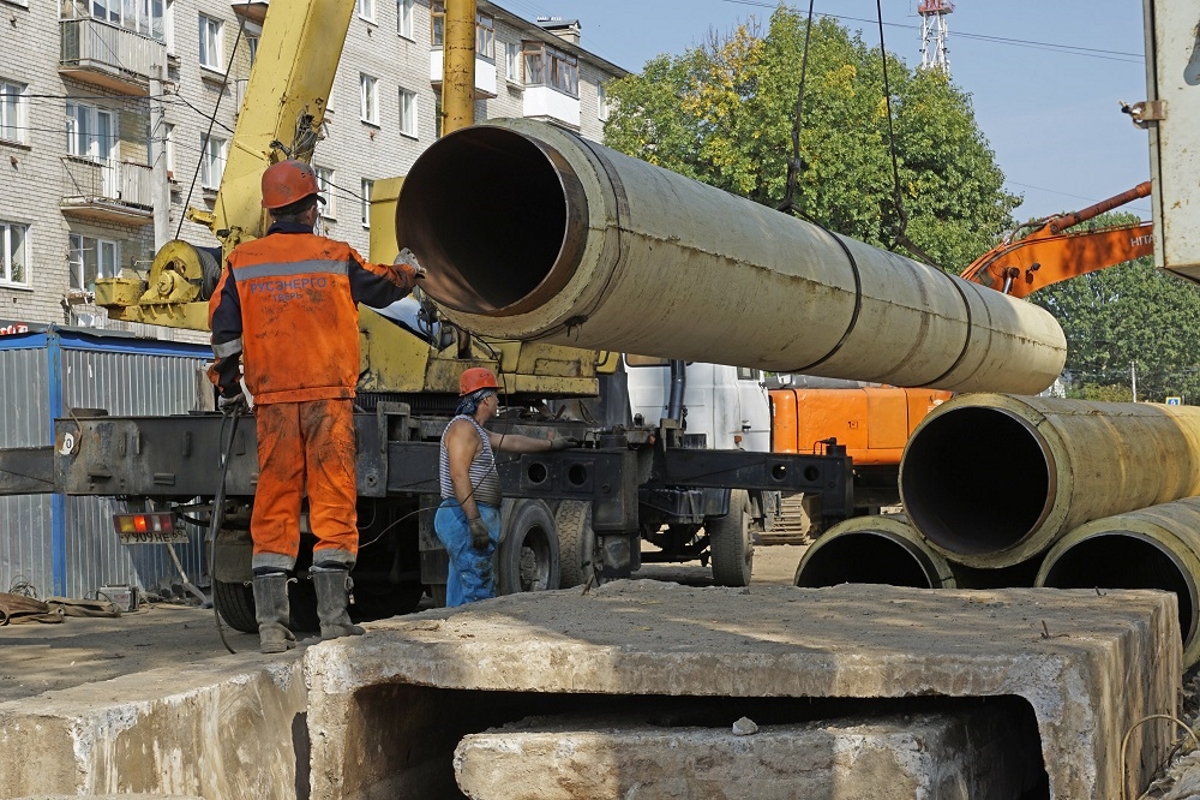 Теплосеть. Реконструкция теплосетей. Теплотрасса Володарского. 75 Труба тепловые сети. Покраска труб теплотрассы.