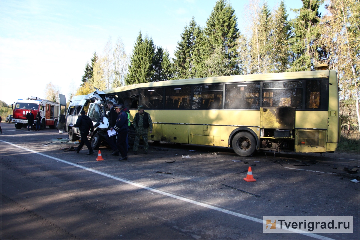 Под Тверью в автокатастрофе с двумя автобусами погибли 13 человек |  Твериград