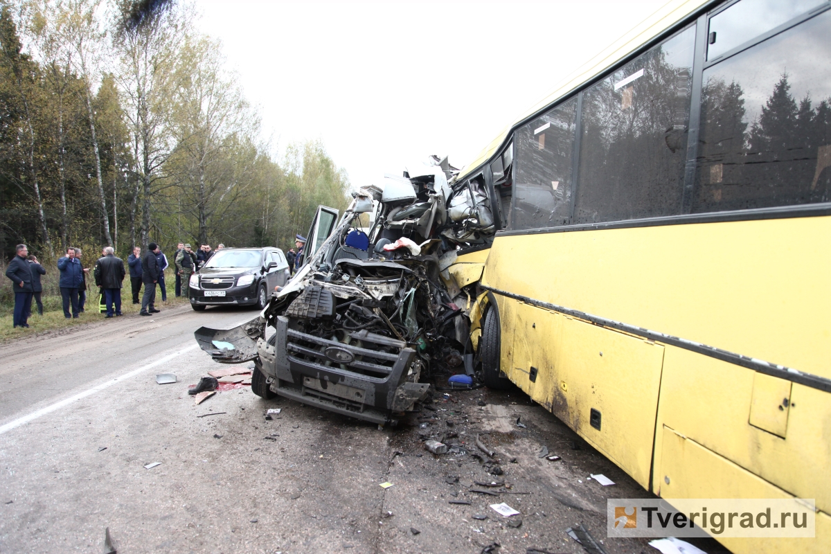 Эксперты установили вероятную причину автокатастрофы под Тверью, в которой  погибли 13 человек | Твериград