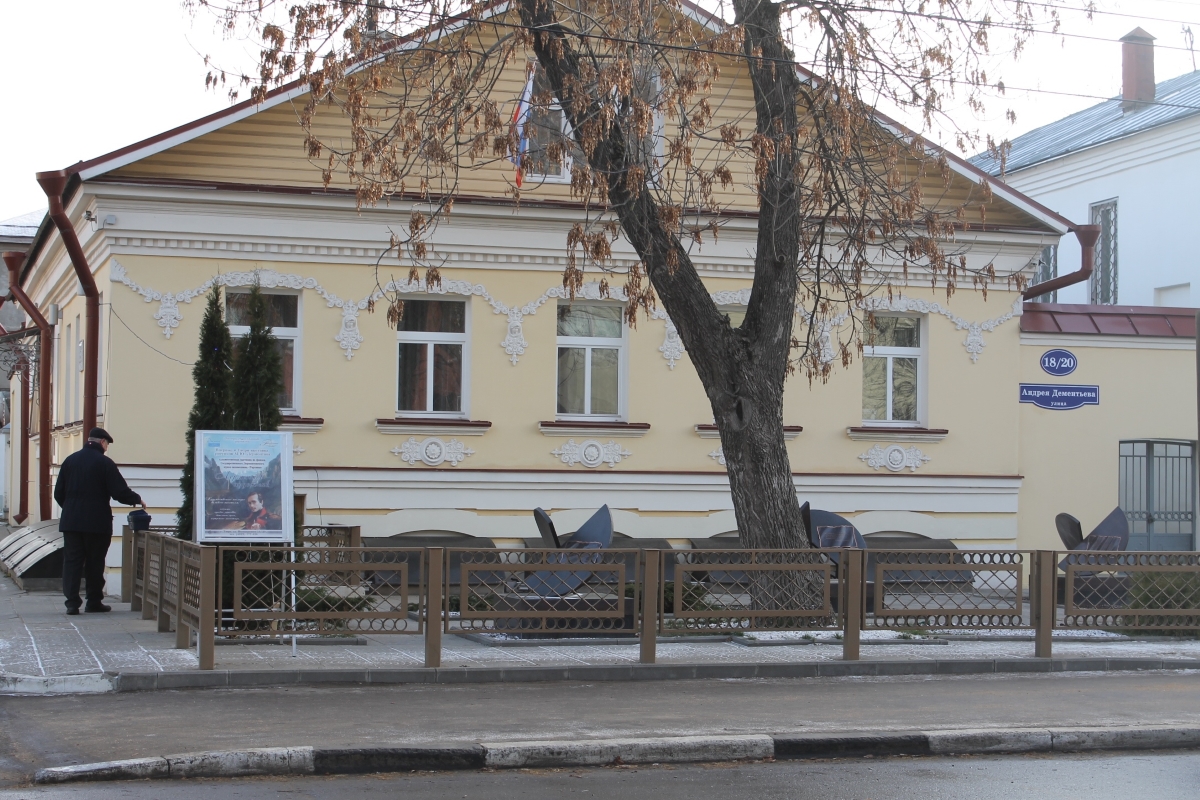 В Твери менять таблички на бывшей улице Володарского начали с Дома поэзии  Андрея Дементьева | Твериград