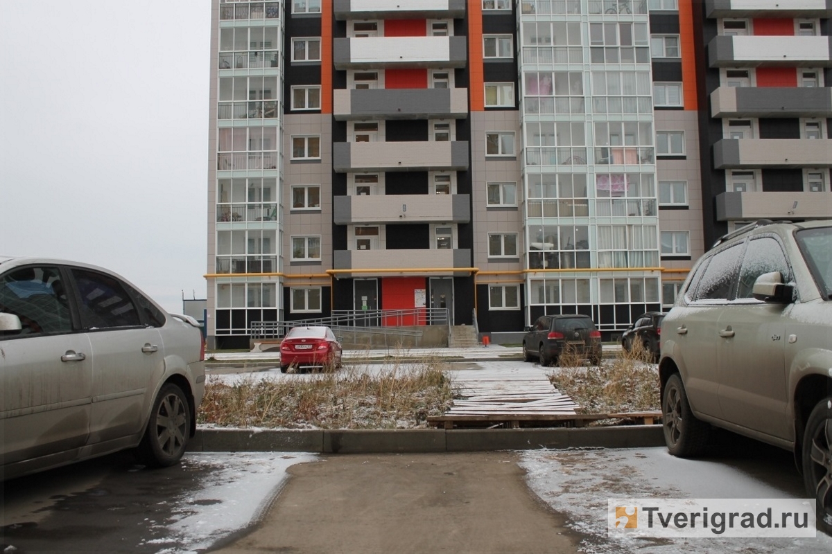 В Твери жильцов новостройки у «Глобуса» лишили дороги к дому | Твериград