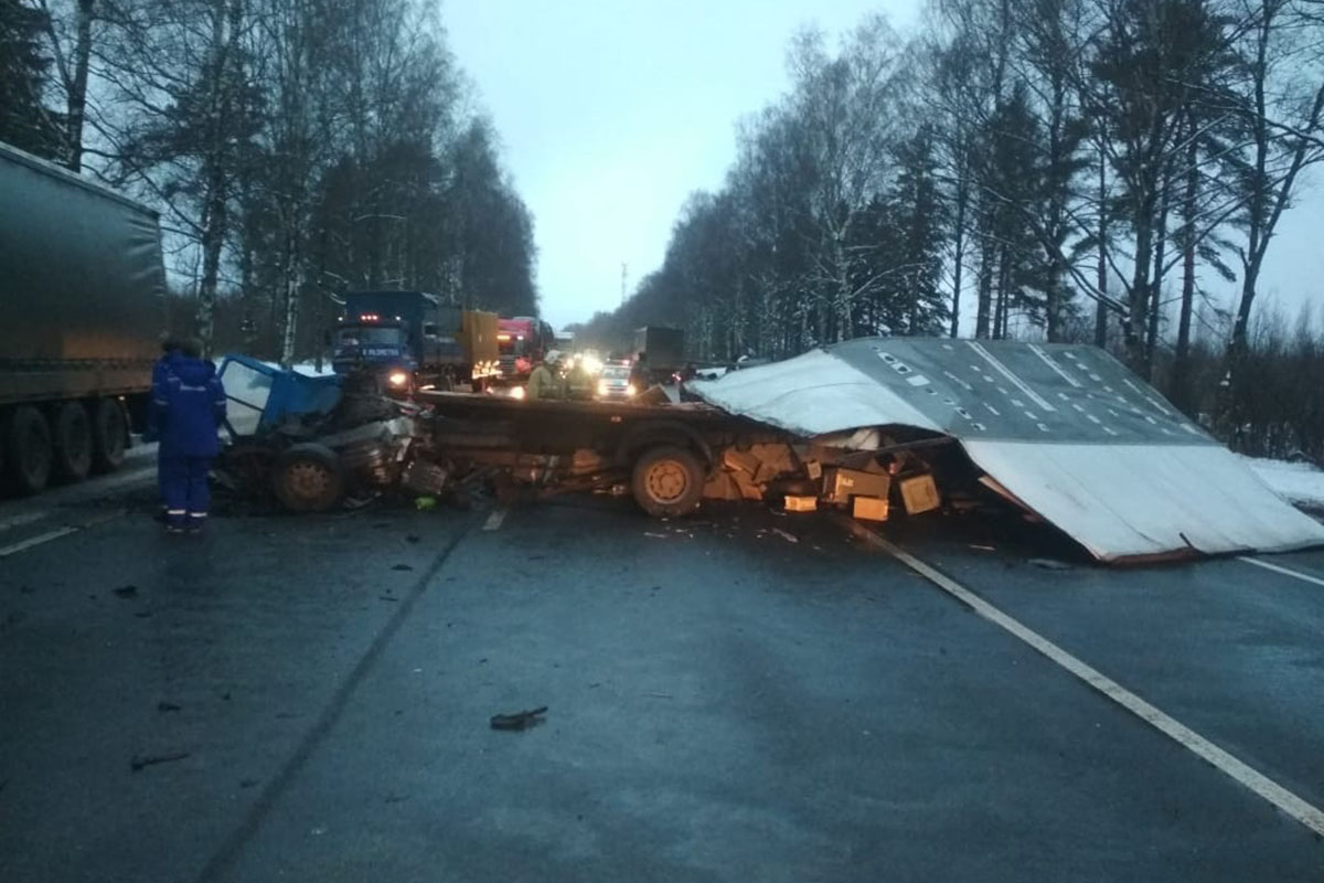 Столкнись со. Авария на трассе м10 в Тверской. ДТП Вышний Волочек вчера м10. Авария на трассе м10 в Вышнем Волочке.