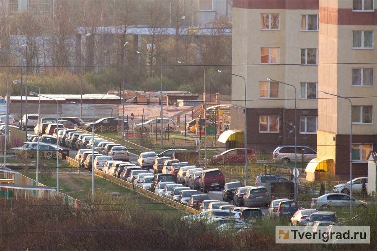 Парковка судов. Парковка во дворе многоквартирного дома. Автостоянка суд. Дворы парковки в Твери. Парковка для жильцов Кутузовская.