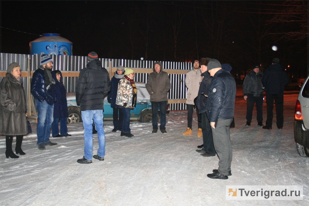 В Твери жильцы многоэтажек «вызвали на дуэль» бизнесмена, который затеял  стройку в их дворе | Твериград