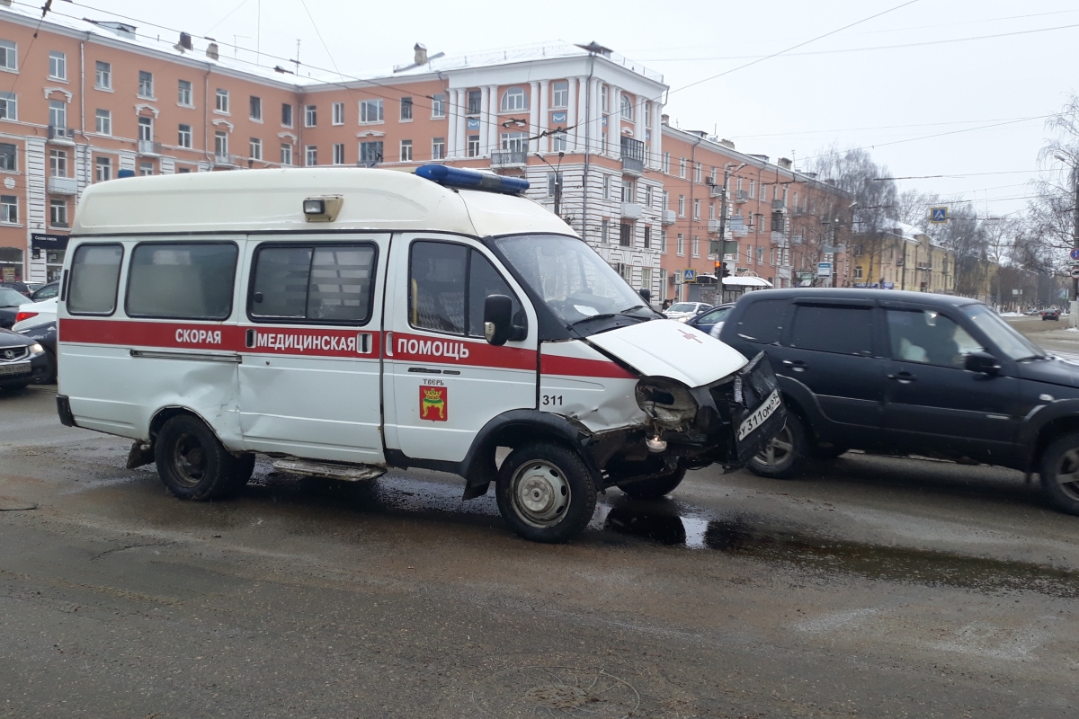 Скорая тверь. Авто скорой помощи в Твери. Автомобиль скорой помощи в Твери. Авария на Терешковой в Твери со скорой.