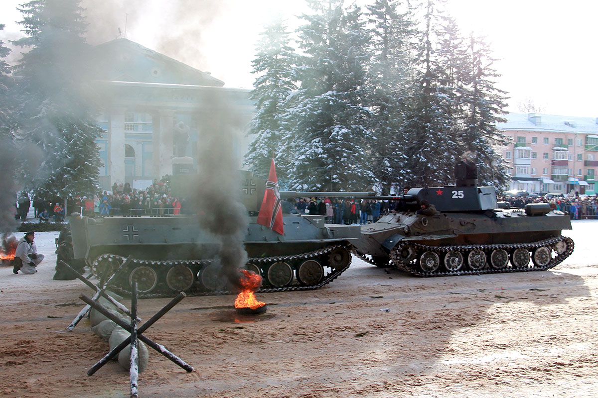 Танки в городе: в Нелидово прошла масштабная реконструкция боёв 1942 года |  Твериград