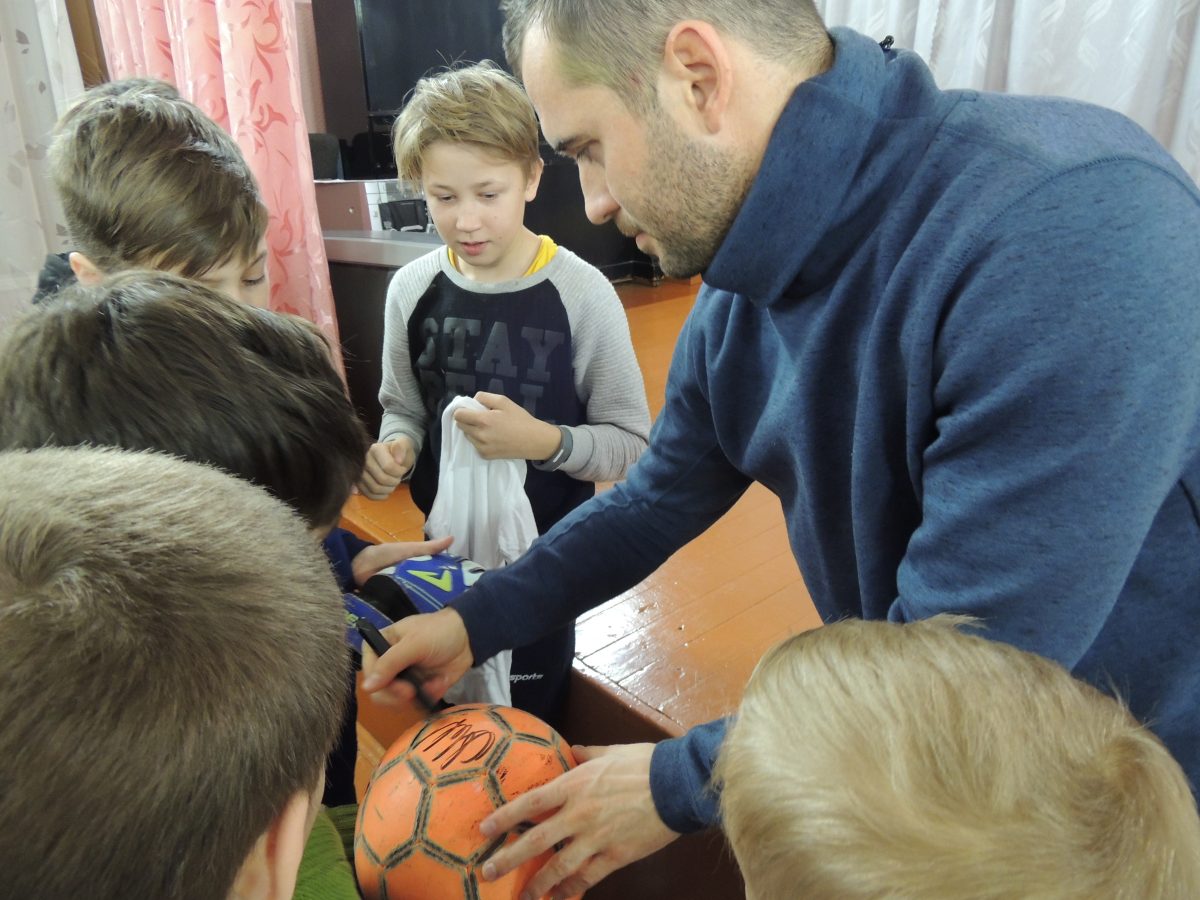 Знаменитый футболист Александр Кержаков встретился с особенными детьми в Тверской области