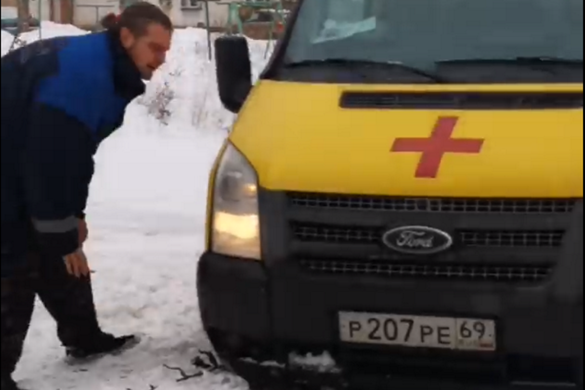 В Конаково машина скорой помощи застряла в снегу во дворе дома | Твериград