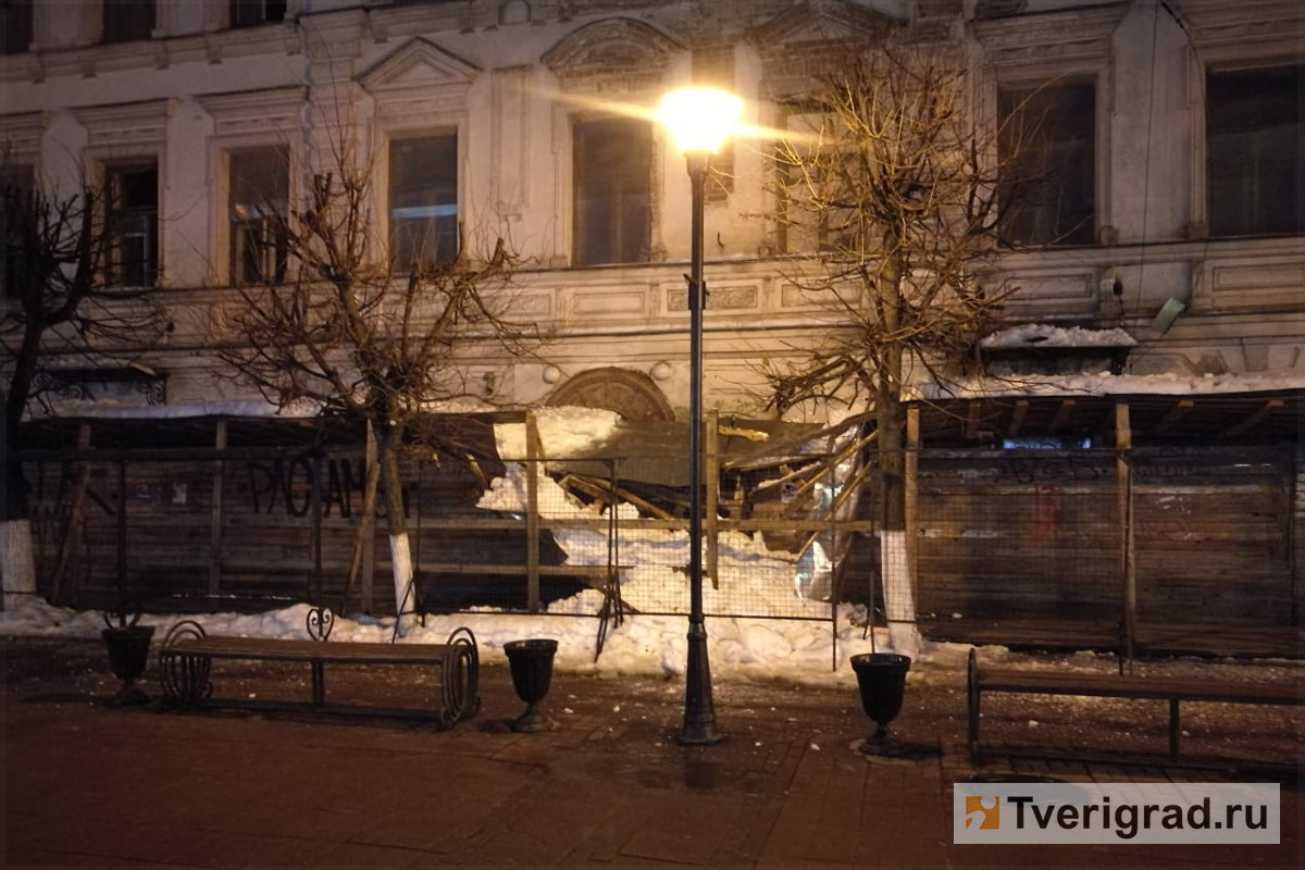 В Твери на Трехсвятской под тяжестью снега рухнул навес над пешеходным  переходом | Твериград