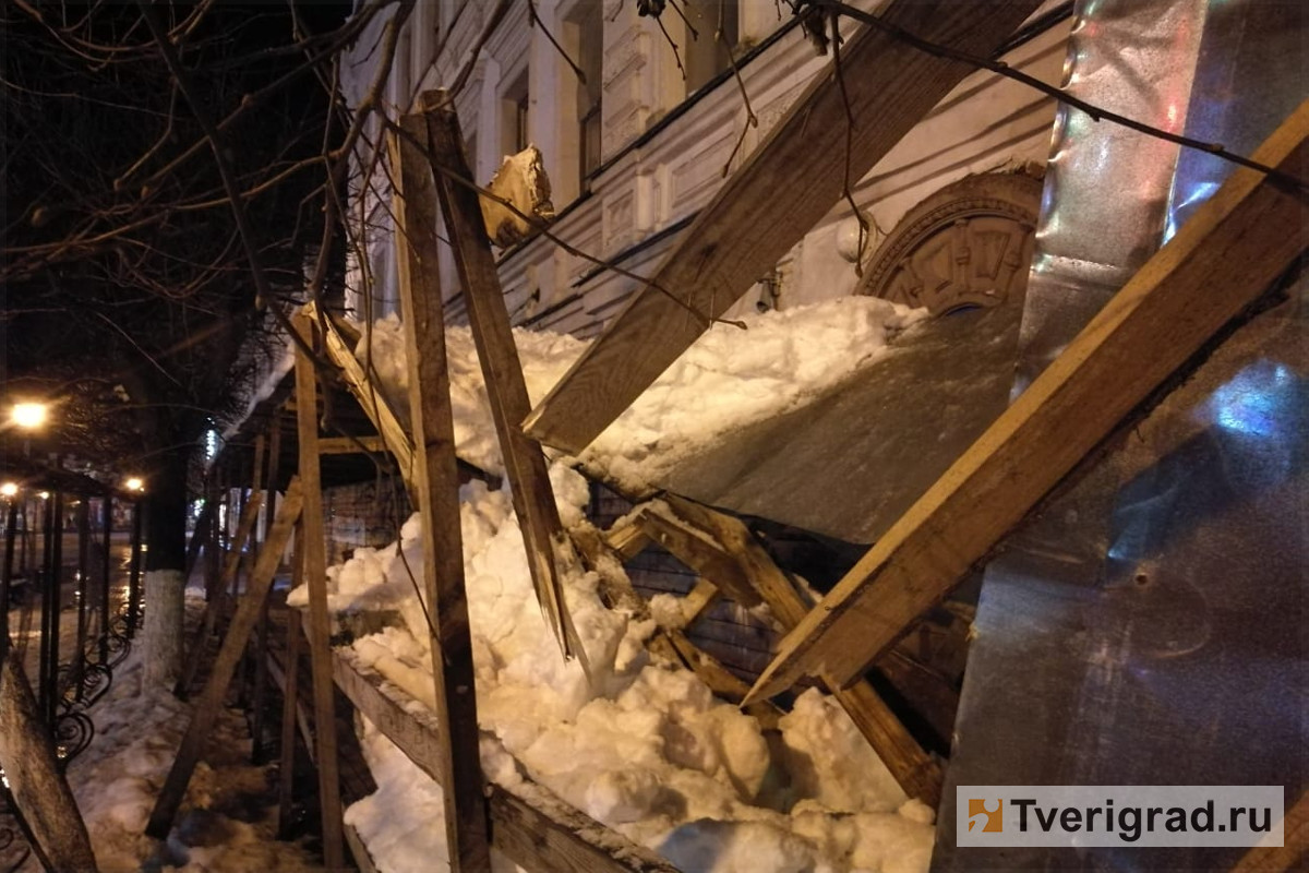 В Твери на Трехсвятской под тяжестью снега рухнул навес над пешеходным  переходом | Твериград