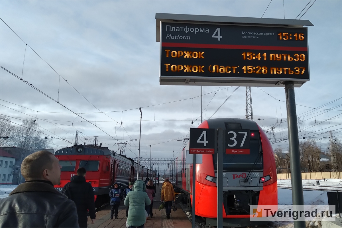 Ласточки завтра тверь. Ласточка Тверь Торжок. Электричка Тверь. План электрички Ласточка. Электричка вечером.