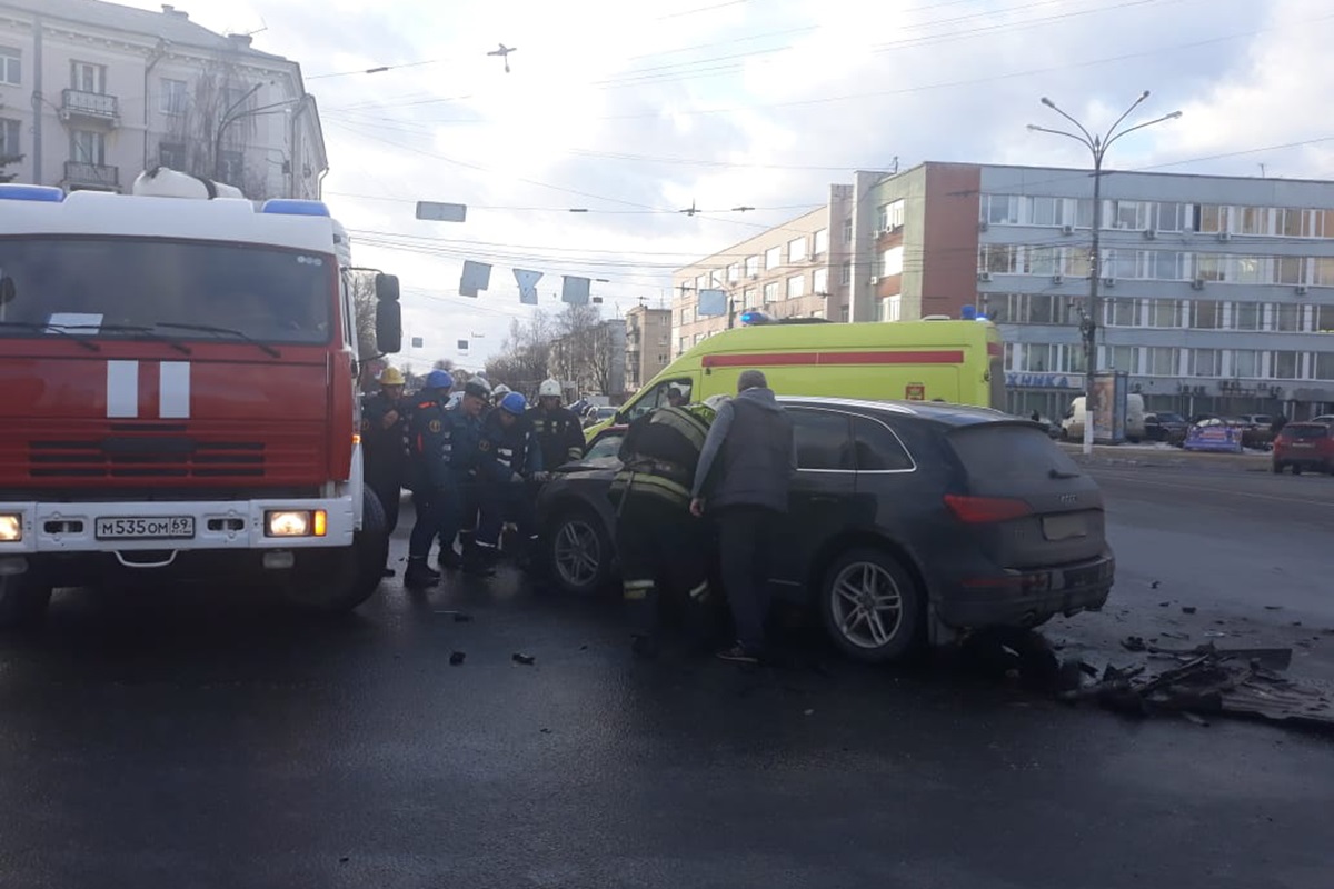 Новости тверьград сегодня. Авария в Твери вчера на Капошвара. Происшествия сегодня тверьград. Авария на Капошвара в Твери сегодня. ДТП Капошвара в Твери сегодня.