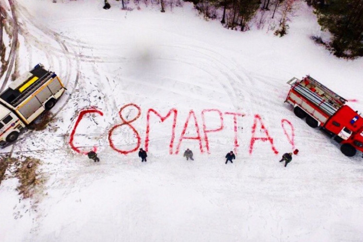 Растаявшие следы на снегу. Надпись на снегу. Рисование на снегу. Надпись на снегу. Следы на снегу.