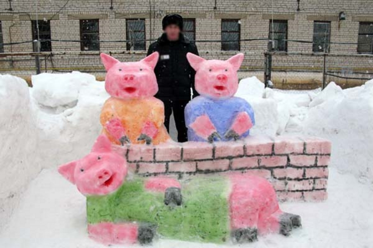 Конкурс фигур. Фигуры из снега свинья. Постройки из снега три поросенка. Поросенок из снега на участке детского. Три поросенка снежные постройки.