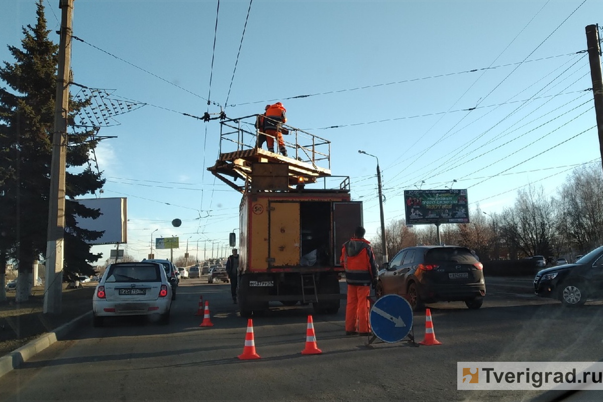 Троллейбус обрыв проводов. Обрыв проводов троллейбуса. Обрыв троллейбусных проводов.