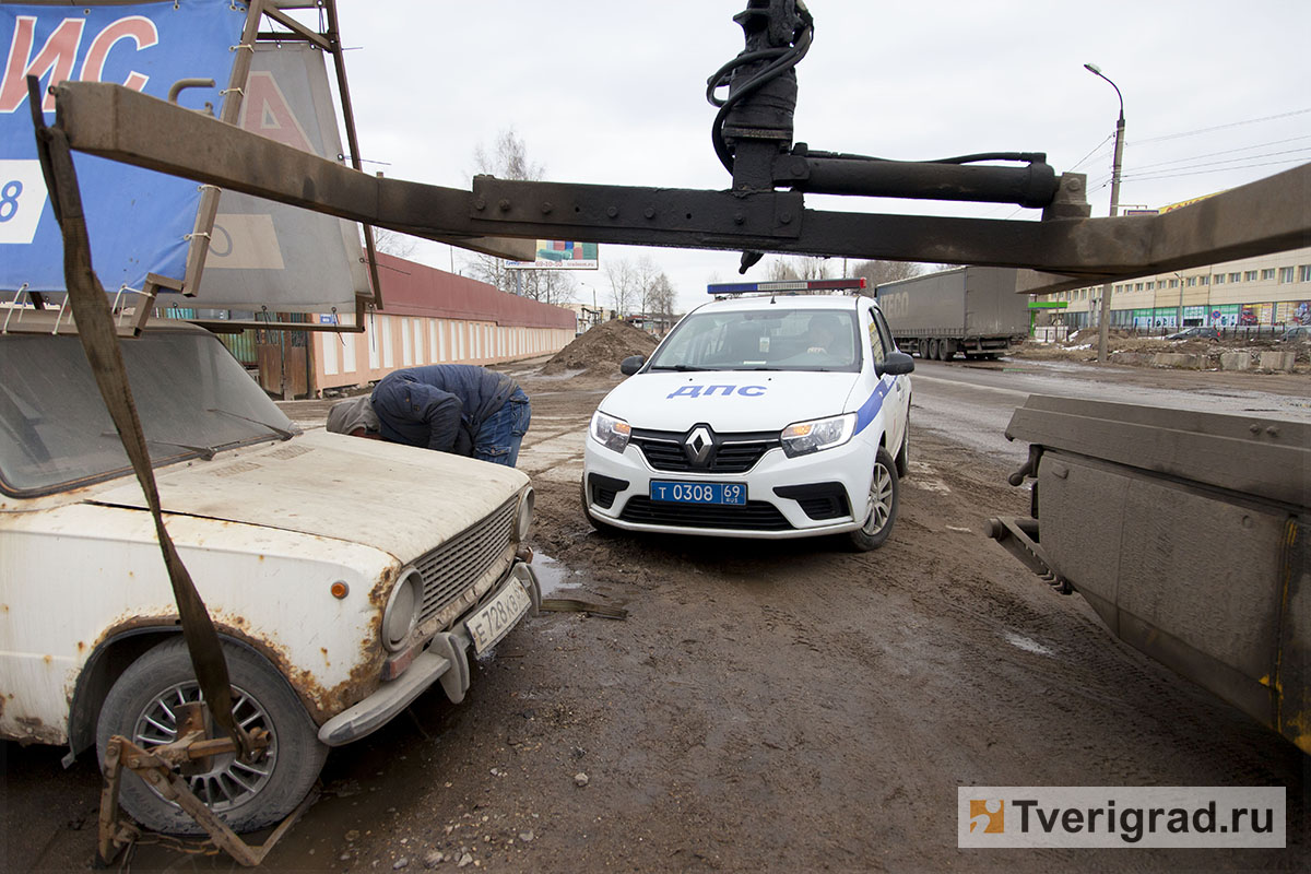 Удар по рекламе: в Твери начали масштабную эвакуацию «автохлама» с яркими  баннерами, припаркованного у обочин | Твериград