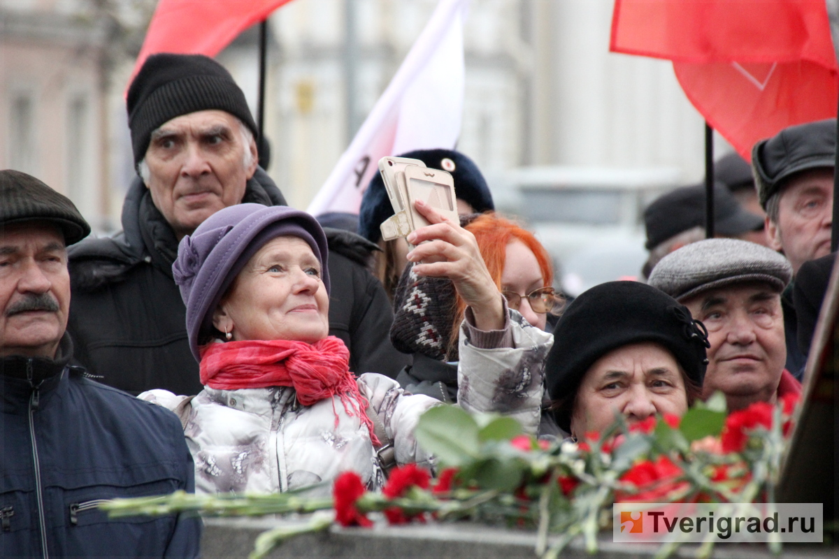 Закон последние новости. Митинг чиновник. Чиновники Твери. Закон разрешающий митинги. Митинг против закона про фейков.