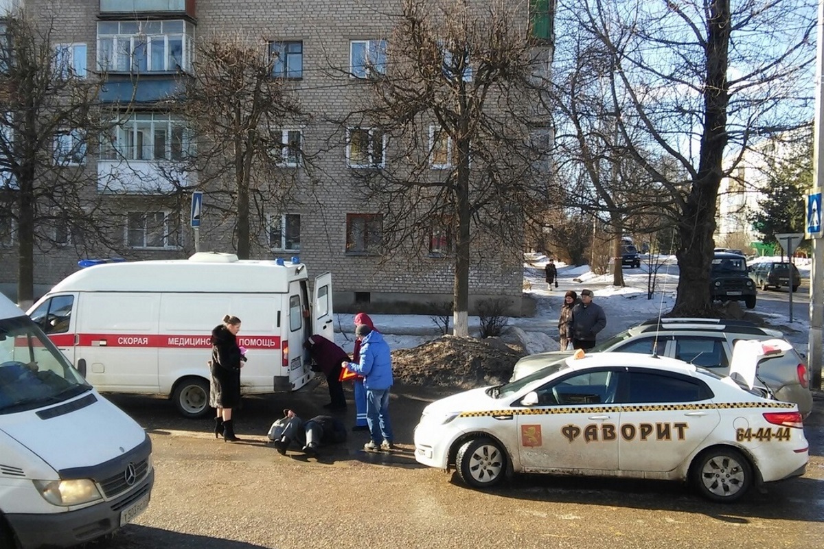 В Тверской области таксист сбил пожилого мужчину на оживленном участке  улицы | Твериград