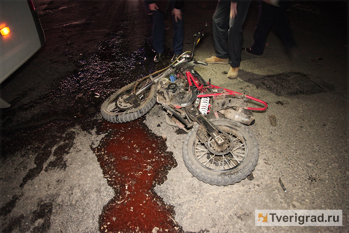 В темноте навстречу смерти: погибшие под Тверью школьники мчались по дороге  на мотоцикле без фар | Твериград