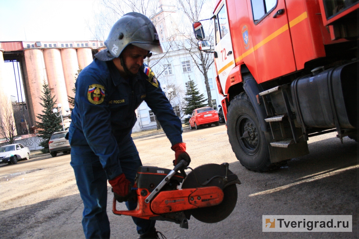 Герои огня. Часть 2: чем ужинают и почему любят снег пожарные в Твери |  Твериград