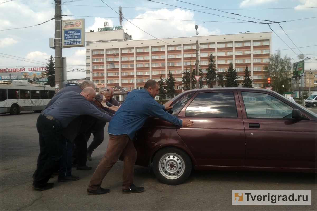 В Твери водитель бросил автомобиль посреди Привокзалки и заблокировал  движение троллейбусов | Твериград