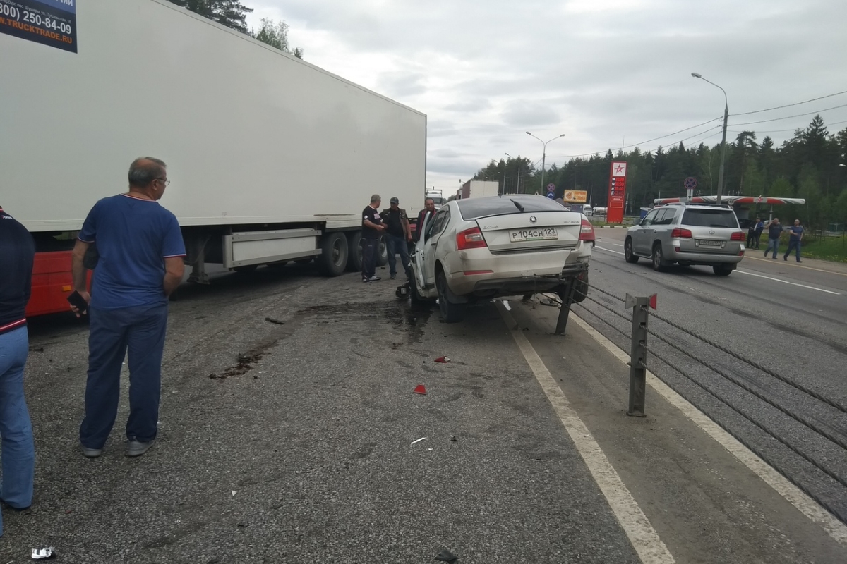 Из-за страшного ДТП на трассе М-10 перекрыт путь из Тверской области в  Москву | Твериград