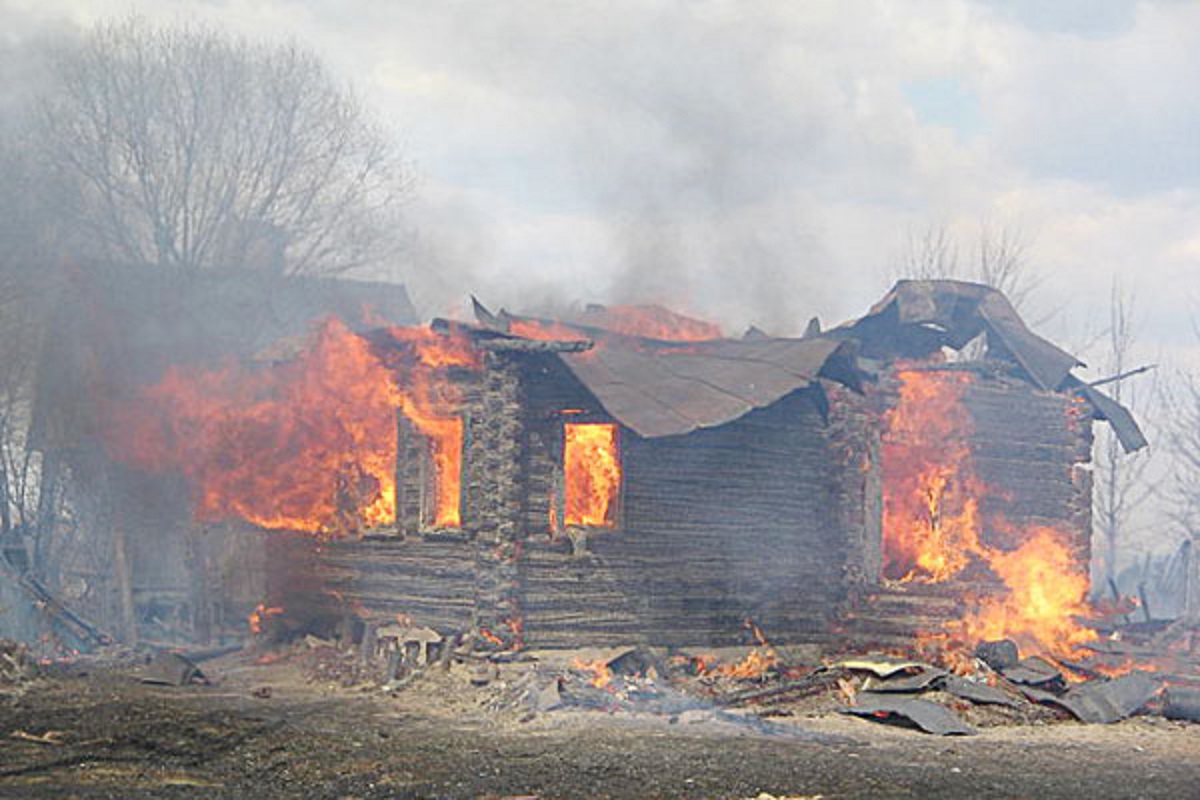 Горят деревянные дома. Пожар в деревне. Дом горит. Горящий дом в деревне. Горящая изба.