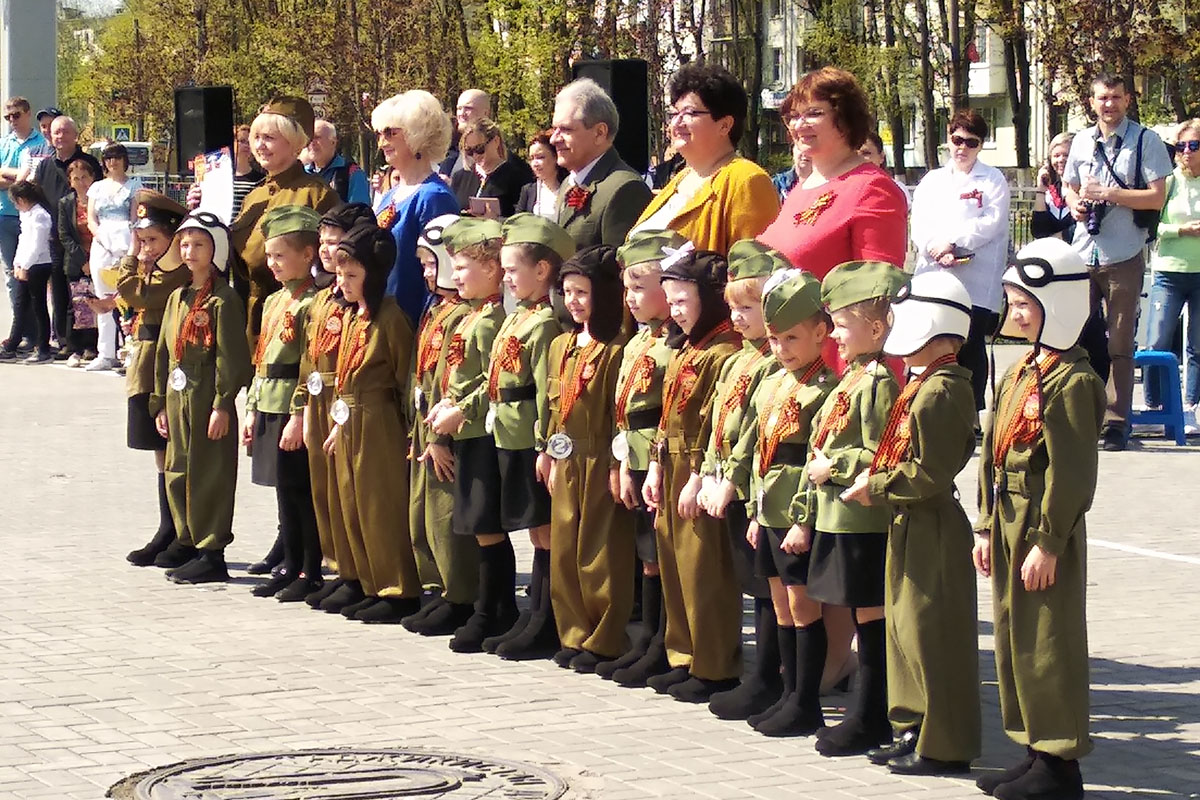 9 мая лихославль. Малышковый парад Конаково. Парад малышковых войск. Детсадовцы на 9 мая. Парад малышковых войск Конаково 2022.