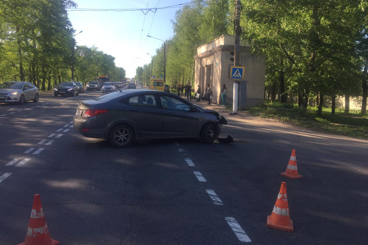 В Твери мотоцикл врезался в бетонную остановку после столкновения с  легковушкой | Твериград