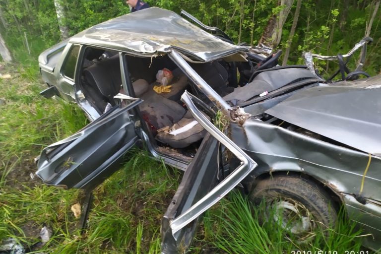 Автомобиль вылетел с парковки