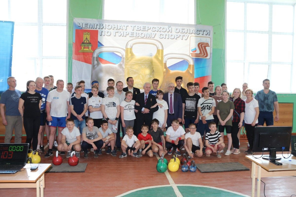 Начальник отдела госпожнадзора в Тверской области установил рекорд по гиревому спорту