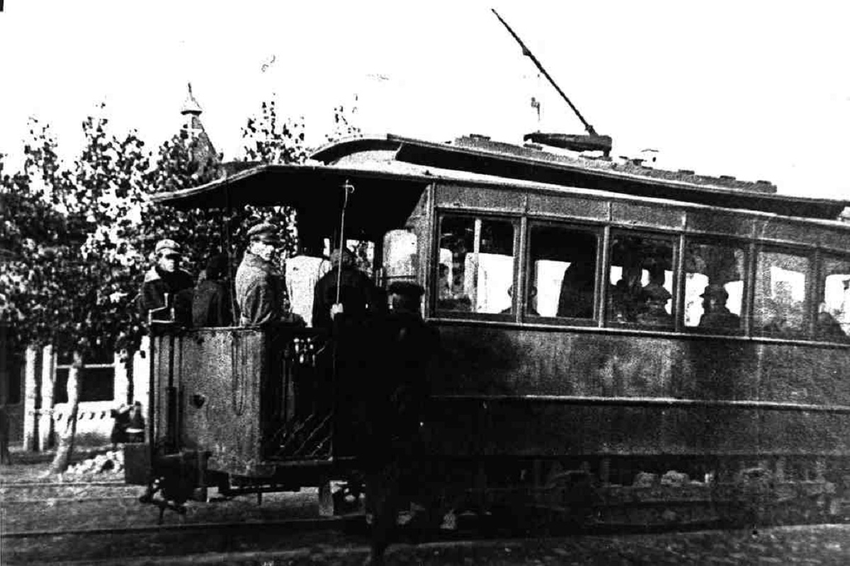 Первый трамвай 2. Моторный трамвайный вагон 1908. Трамвай музей Курск вагон. Первый трамвай в Курске. Трамвай 20 век Курский.