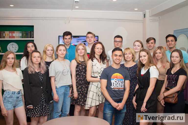 Общая фото студентов с экспертом по SMM Еленой Мурашко