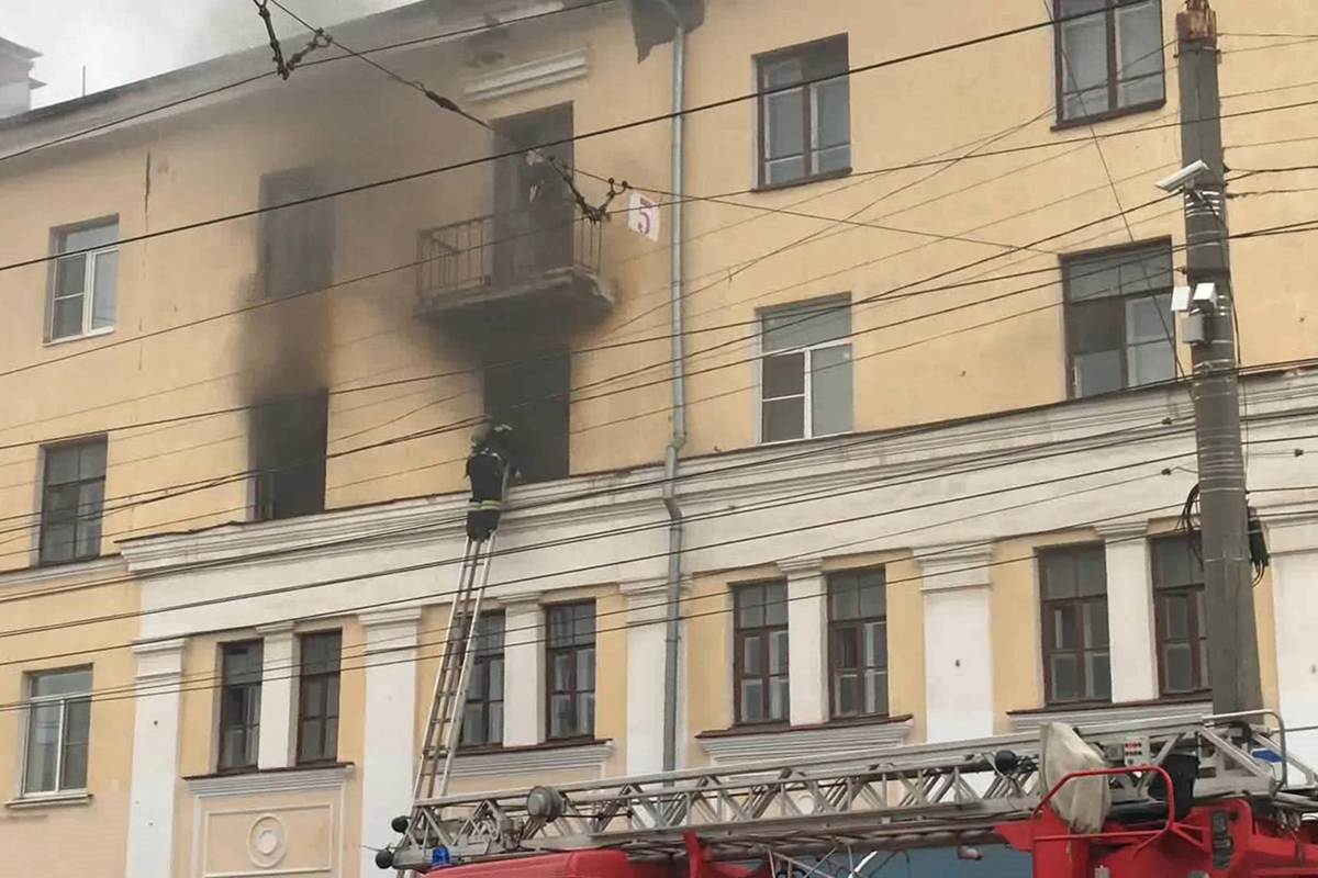 В Твери потушили сильный пожар в жилом доме на площади Мира | Твериград