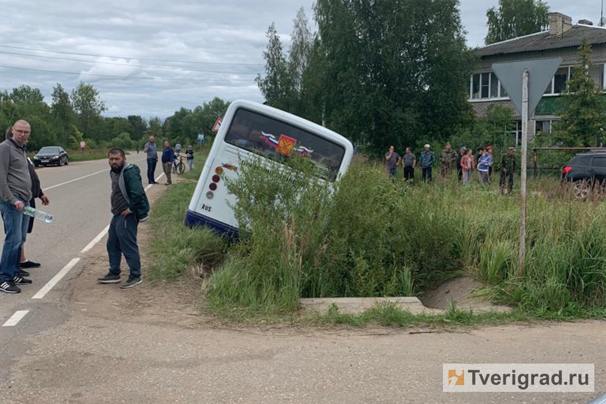 Опасная игра чуть не обернулась трагедией: подробности ДТП с автобусом под  Тверью, в котором пострадали двое детей | Твериград