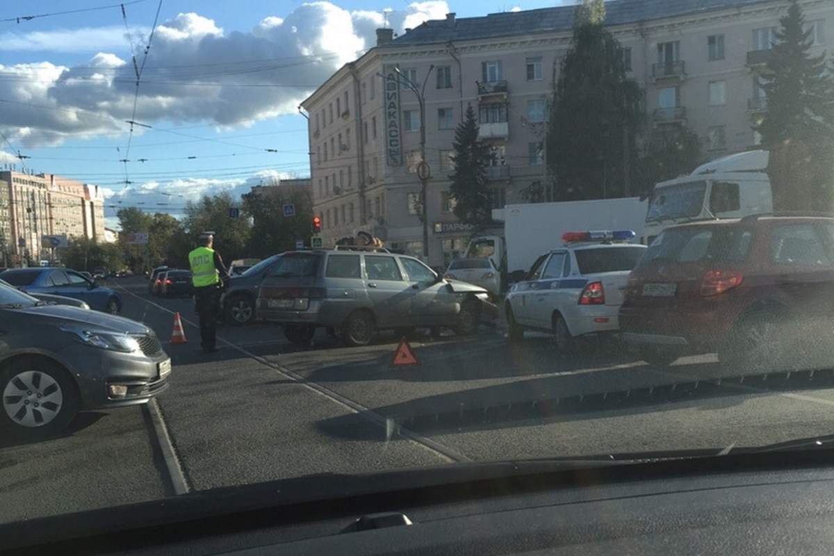 Сегодня утром в твери. Авария на площади Капошвара в Твери.