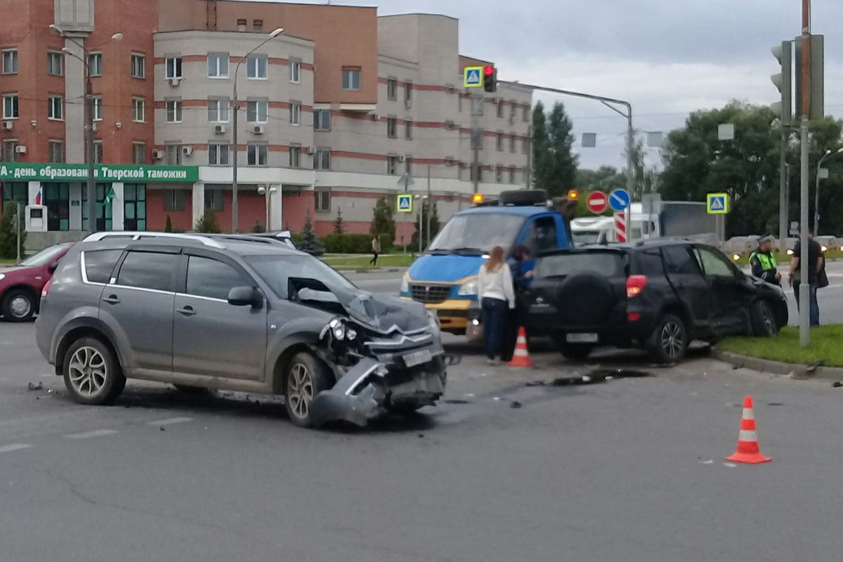 На перекрестке произошло. ДТП У глобуса в Твери 6.01.22. Авария у глобуса Ярославль.