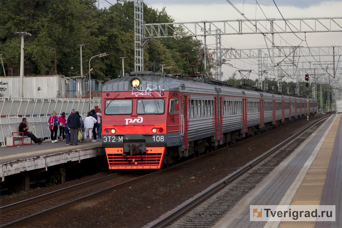 Электричка москва тверь. Электропоезд Тверь. Тверь пригородные поезда. Электричка Тверь. Пригородных поезда Москва Тверь.